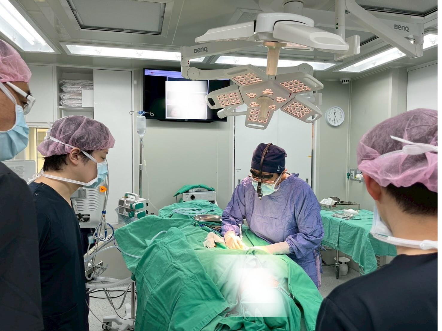 Dr. Hsiaoによる一次隆鼻術の様子