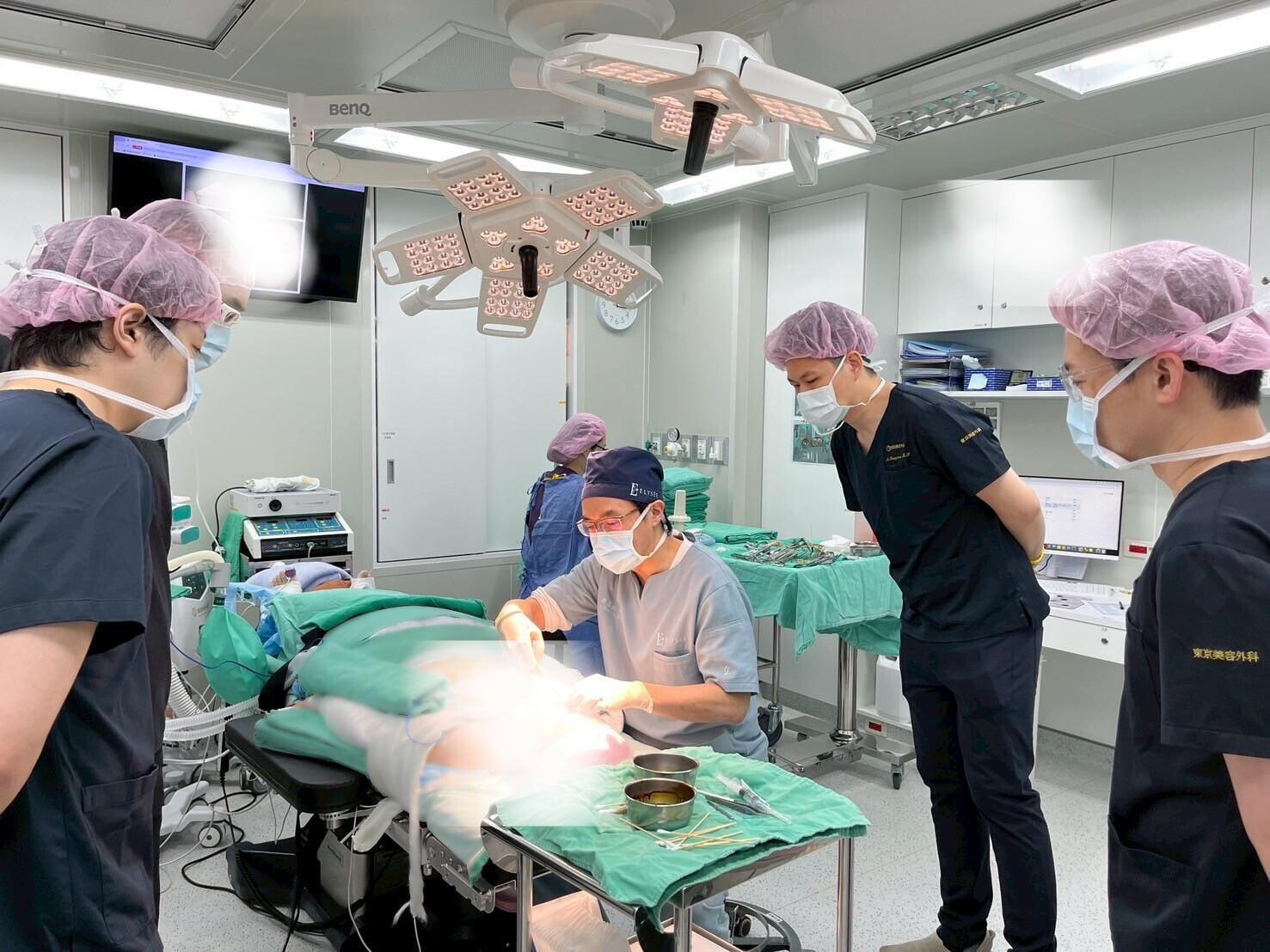 Dr. Wuによる筋膜下豊胸術の様子