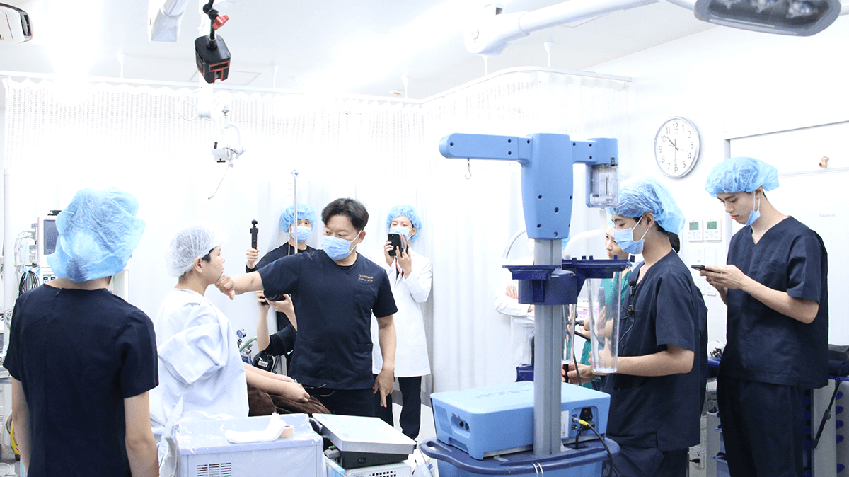 脂肪吸引のスペシャリスト中居 弘一 医師